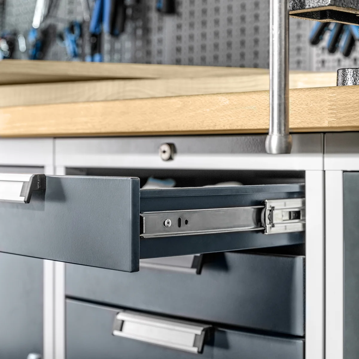 Push-to-Open oder Soft-Close Schubladenauszüge? Der große Vergleich für Küche, Wohnbereich, Bad, Werkstatt & Möbelbau - Push-to-Open vs. Soft-Close Schubladenauszüge | Ratgeber